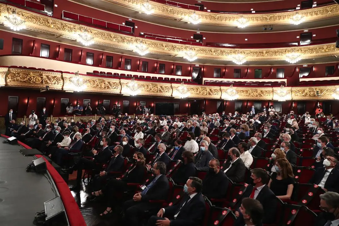 Asistentes a la conferencia 'Reencuentro: un proyecto de futuro para toda España', pronunciada por el presidente del Gobierno, Pedro Sánchez., en el Gran Teatro del Liceu en Barcelona. / Fernando Calvo