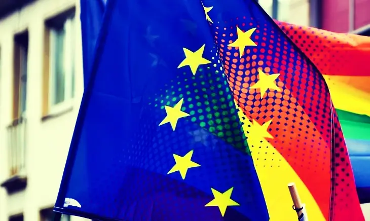 Banderas de la Uni&oacute;n Europea y del colectivo LGTBI+. / Pexels
