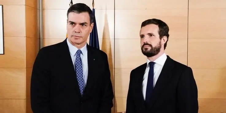 El presidente del Gobierno, Pedro S&aacute;nchez, con el presidente del PP, Pablo Casado. / RR SS