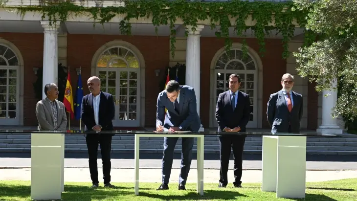 El presidente del Gobierno, Pedro S&aacute;nchez, firmando el acuerdo de la primera fase de la reforma de pensiones en el Palacio de la Moncloa, junto a los agentes sociales. Twitter @CEOE_ES