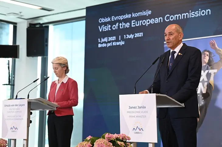 Ursula von der Leyen presidente saliente de la Comisi&oacute;n Europea y Janez Jansa presidente entrante de la Comisi&oacute;n Europea y primer ministro de Eslovenia. / Twitter.com @eu2021si