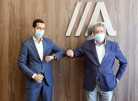 El director territorial de Abanca en Lugo, Javier Soto, y el presidente de la Federación Galega de Comercio, José María Seijas, durante la firma. / Mundiario