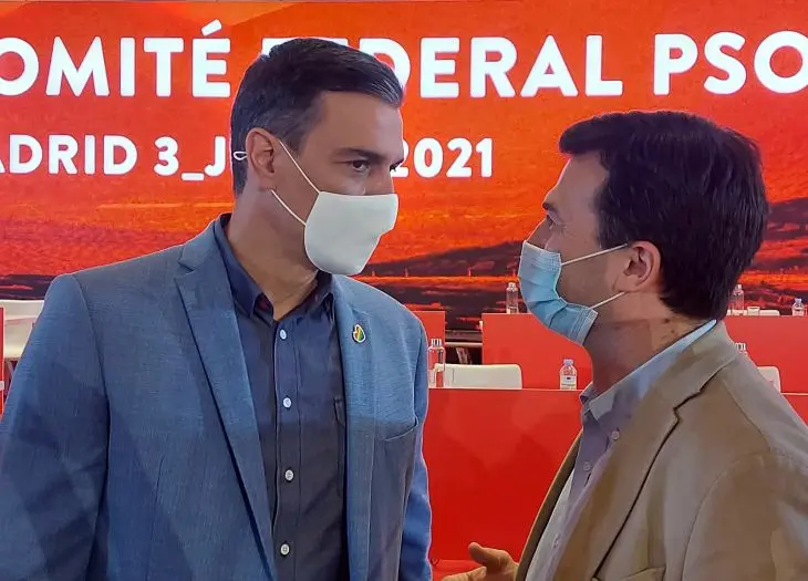 Gonzalo Caballero con Pedro S&aacute;nchez en el Comit&eacute; Federal del PSOE. / PSdeG-PSOE