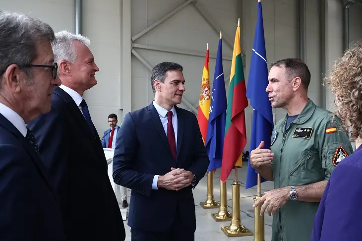 Pedro S&aacute;nchez con tropas espa&ntilde;olas de la OTAN en Lituania. / Twitter.com @sanchezcastejon
