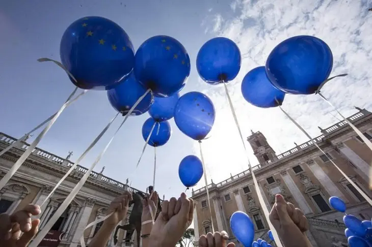 Globos con la bandera de la Uni&oacute;n Europea. / Twitter.com @uefmadrid