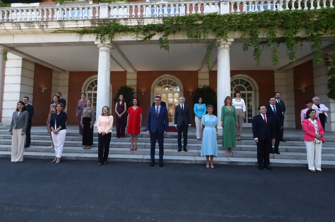 El Gobierno posa en la escalinata del Palacio de la Moncloa antes de una reuni&oacute;n del Consejo de Ministros. / @desdelamoncloa