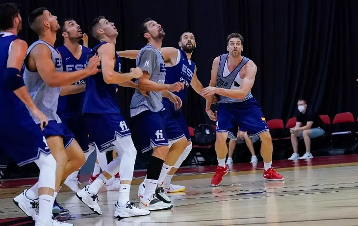 La selecci&oacute;n antes de su &uacute;ltimo amistoso antes de los Juegos. @BaloncestoESP