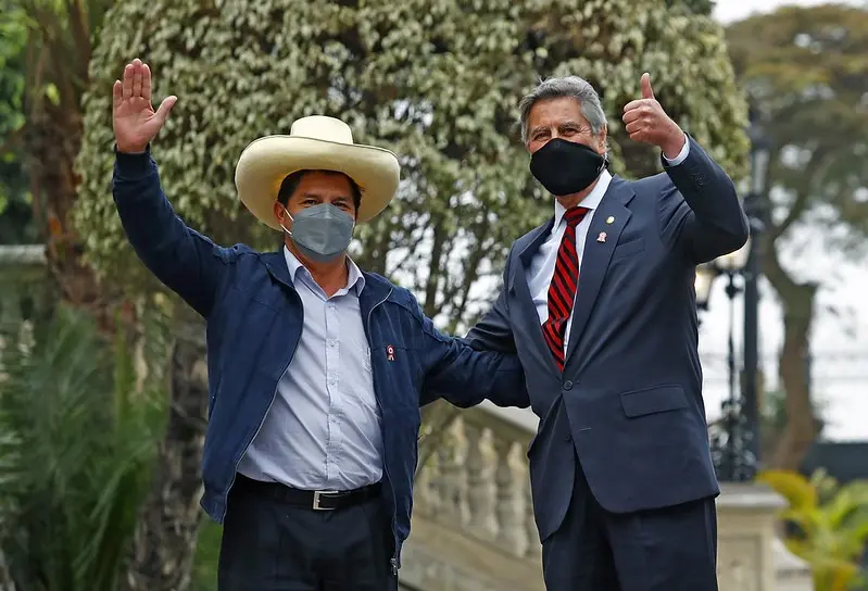 El presidente electo Pedro Castillo y el mandatario interino Francisco Sagasti. / Presidencia.