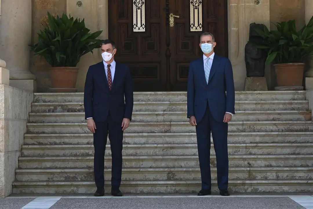 El presidente del Gobierno, Pedro S&aacute;nchez, posa junto al rey Felipe VI en el Palacio de Marivent. / Pool Moncloa / Borja Puig de la Bellacasa