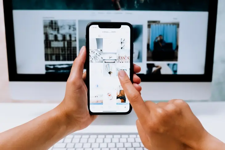 Im&aacute;genes en un iPhone. Cottonbro en Pexels.