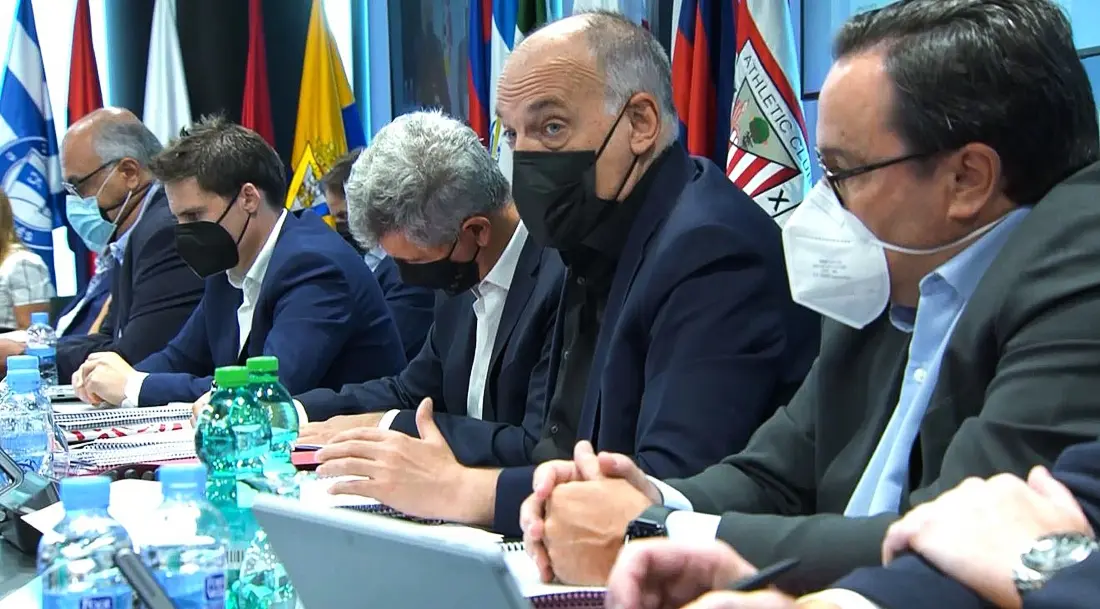 Javier Tabas en la asamblea de LaLiga. ElPa&iacute;s.