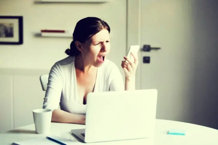 Una mujer enojada hablando por tel&eacute;fono. / Pexels.