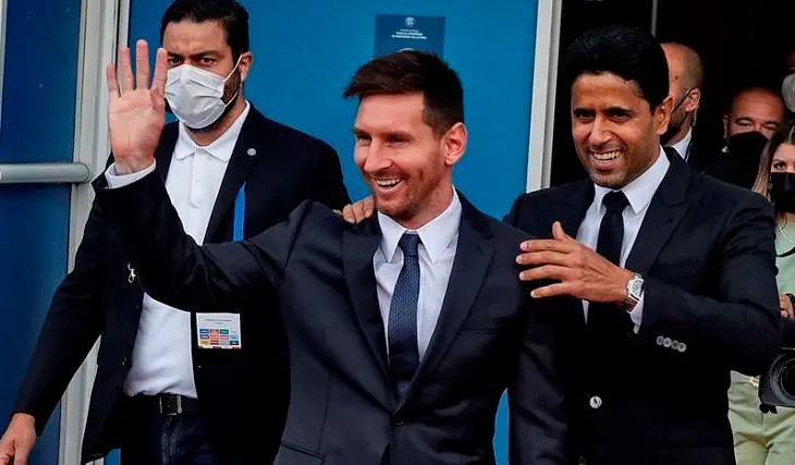 Messi y el presidente del PSG Nasser Al-Khela&iuml;fi. espsg.fr