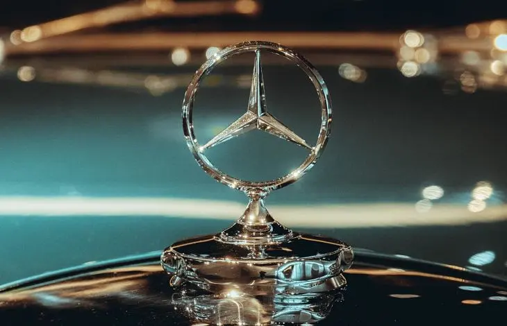 Logotipo de Mercedes Benz. / Unplash.