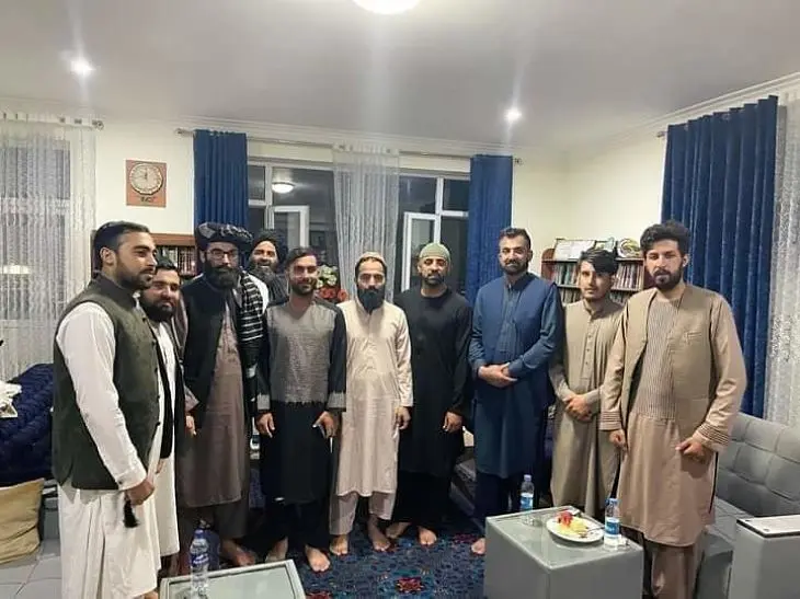 Un grupo de talibanes reunidos d&iacute;as siguientes a la toma del poder. /RRSS
