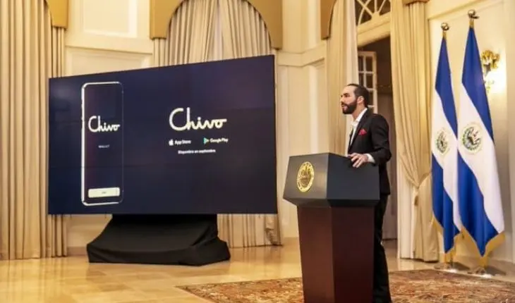 El presidente de El Salvador, Nayid Bukele, presentando Chivo, una billetera digital. / CriptoNoticias.