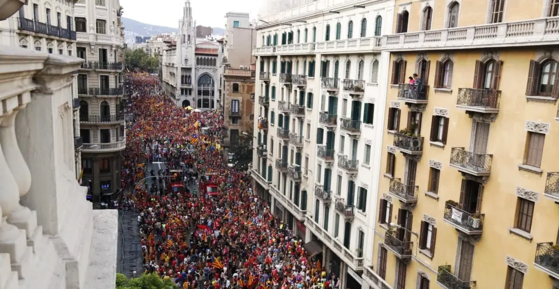 La cabecera de la manifestaci&oacute;n de la Diada 2021 bajando la Via Laietana en direcci&oacute;n a la Estaci&oacute;n de Francia. / Twitter @omnium