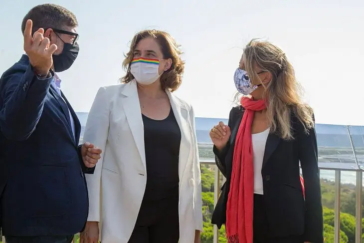 La vicepresidenta Yolanda D&iacute;az en su visita reciente a La Ricarda junto a el alcalde de El Prat, Llu&iacute;s Mijoler y la alcaldesa de Barcelona, Ada Colau. / @yolanda_diaz_