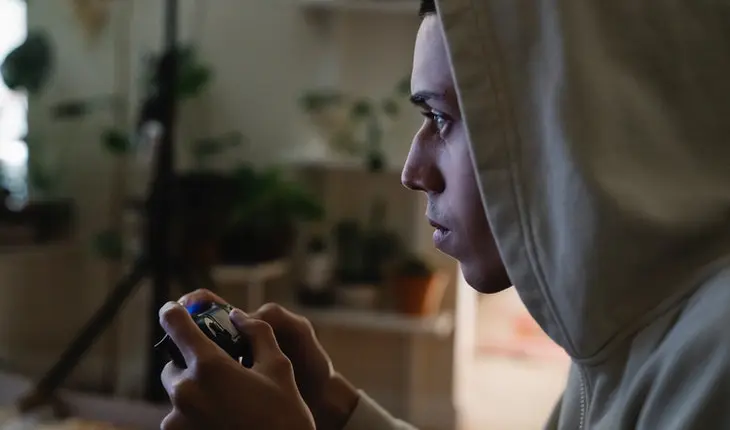 Adolescente jugando videojuegos. / Pexels.com.