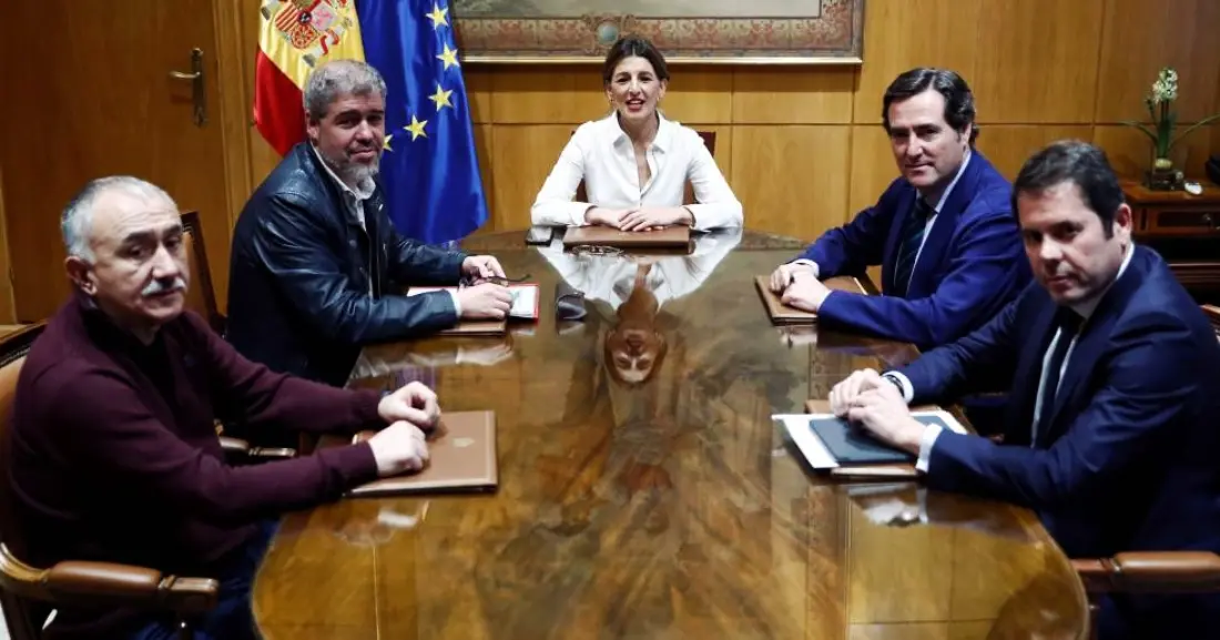 La ministra de Trabajo, Yolanda D&iacute;az, en un reuni&oacute;n con los dirigentes de las patronales y los sindicatos. / @desdelamoncloa