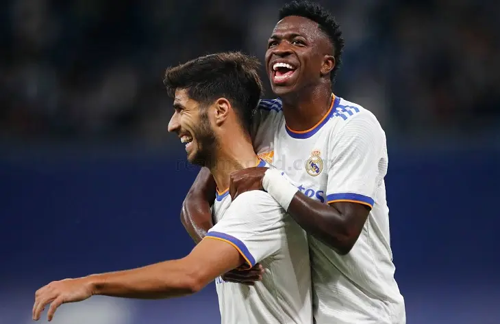 Asensio celebra con Vin&iacute;cius Jr. realmadrid.com