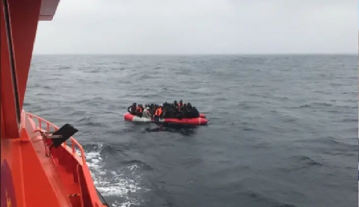 Rescate de una patera. /  Salvamar Spica.