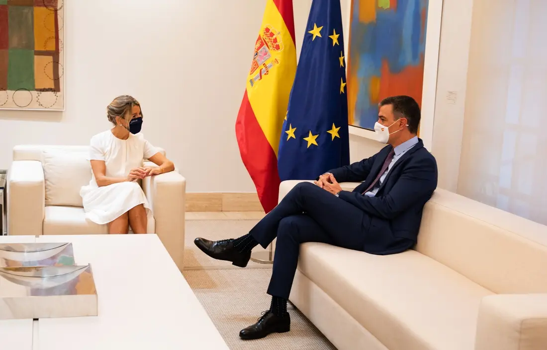 El presidente del Gobierno, Pedro S&aacute;nchez, y la vicepresidenta segunda y ministra de Trabajo y Econom&iacute;a Social, Yolanda D&iacute;az. / Pool Moncloa / Borja Puig de la Bellacasa