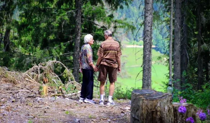 Dos personas mayores en la naturaleza. / Pexels.com.
