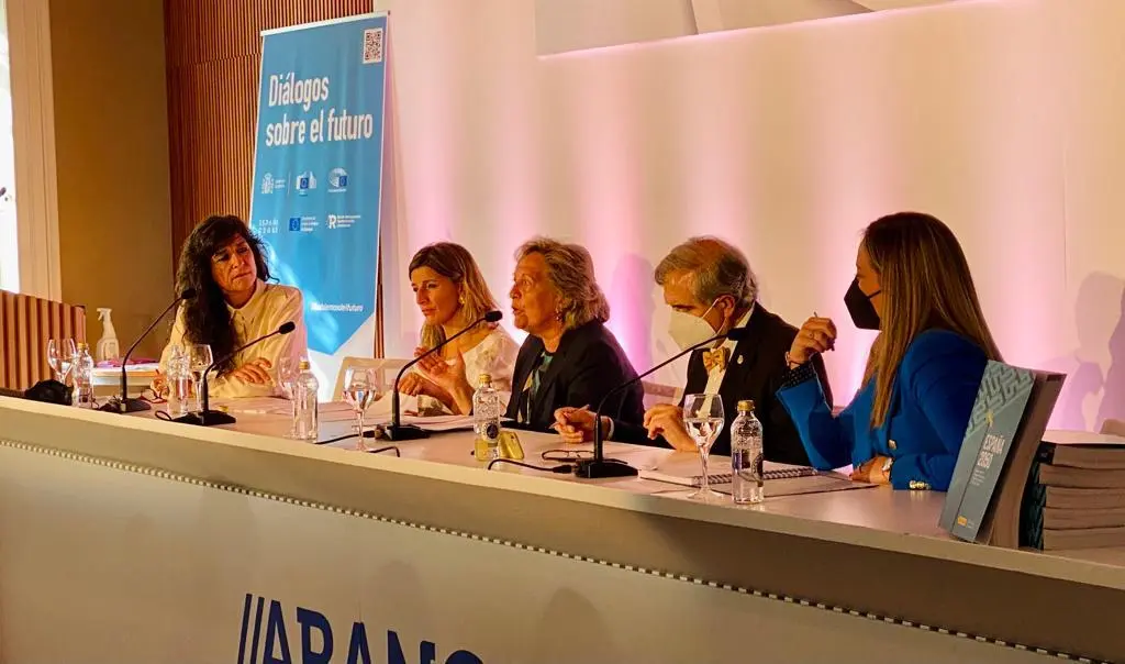 Fernanda Tabar&eacute;s, Yolanda D&iacute;az, Pilar Gonz&aacute;lez de Frutos, Jos&eacute; Antonio Herce y Mar&iacute;a Cadaval. / Mundiario