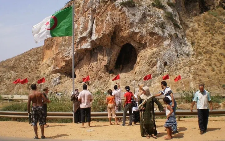 Lugar fronterizo donde se saludan marroqu&iacute;es y argelinos en el S&aacute;hara. / Wikimedia Commons / amekinfo from BLIDA, ALGERIE