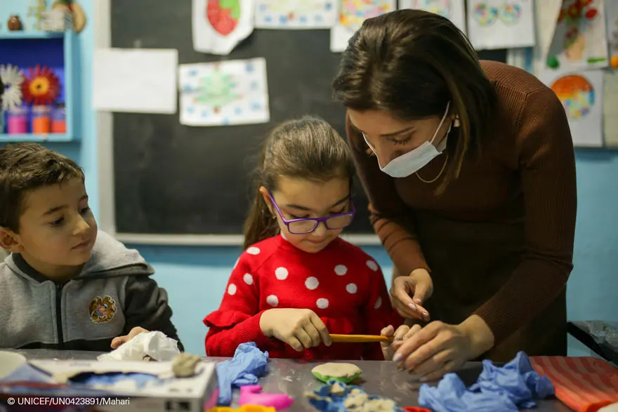 Una ni&ntilde;a en una escuela en Madrid, Espa&ntilde;a. / UNICEF.