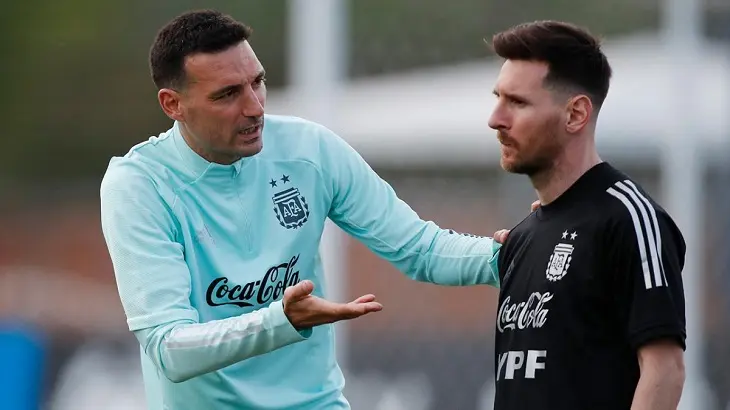 Lionel Scaloni junto a Messi en plena concentraci&oacute;n. / Foto: Fox Sports