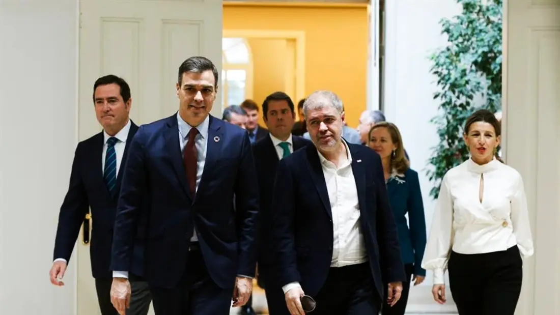 El presidente del Gobierno, Pedro S&aacute;nchez, se re&uacute;ne con el secretario general de 
CC OO, Unai Sordo, en La Moncloa. / Twitter @CCOO