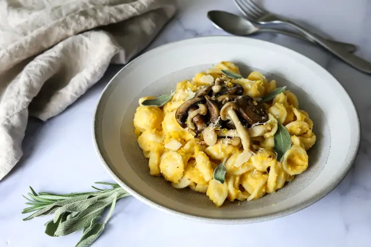 Bowl de pasta en salsa de calabaza dulce, setas y hierbas de oto&ntilde;o. Doreen Colondres