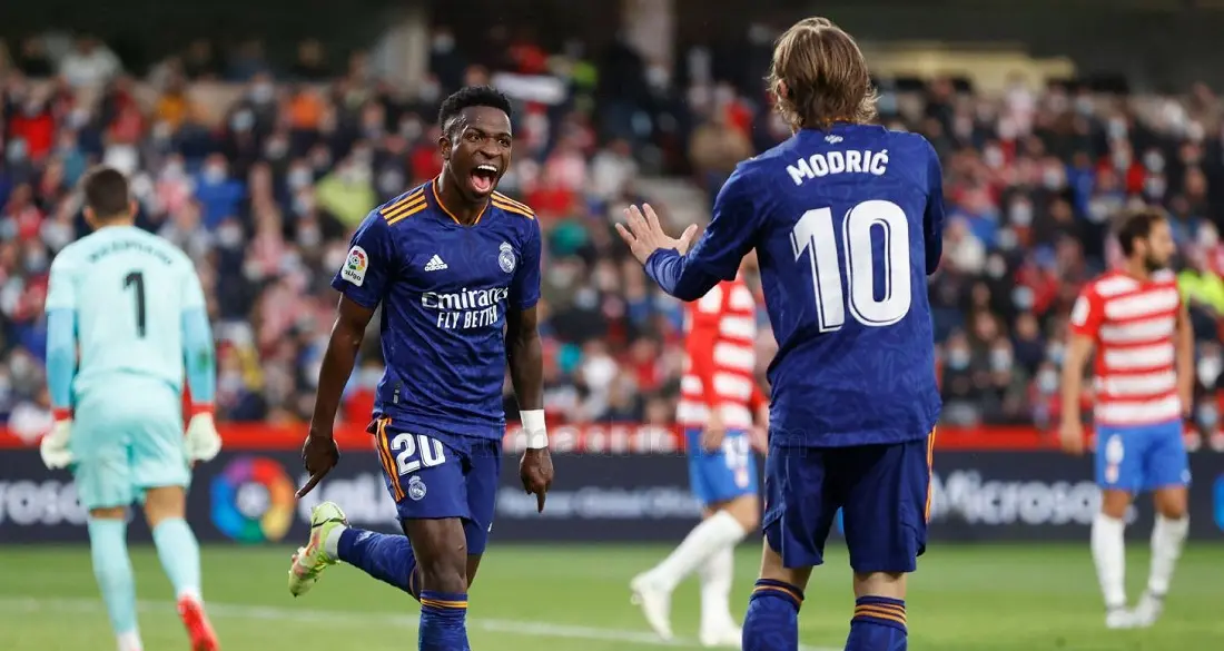 Vin&iacute;cius Jr. celebra con Luka Modric. realmadrid.com