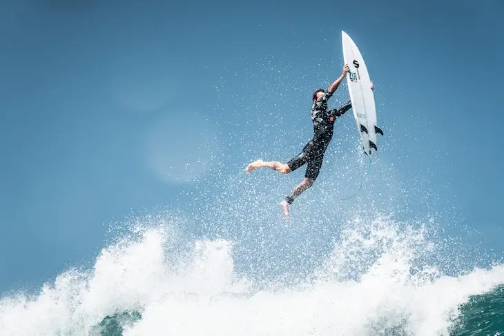 Un hombre surfeando. / Murilo Fonseca en Pexels