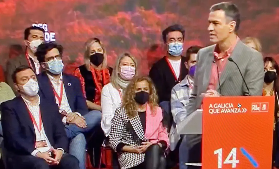 Valentín González Formoso &ndash;izquierda&ndash; junto a Pedro Sánchez en la clausura del congreso del PSdeG - PSOE. / Mundiario