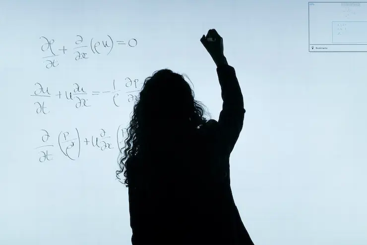 Una profesora. / Tthisisengineering en Pexels
