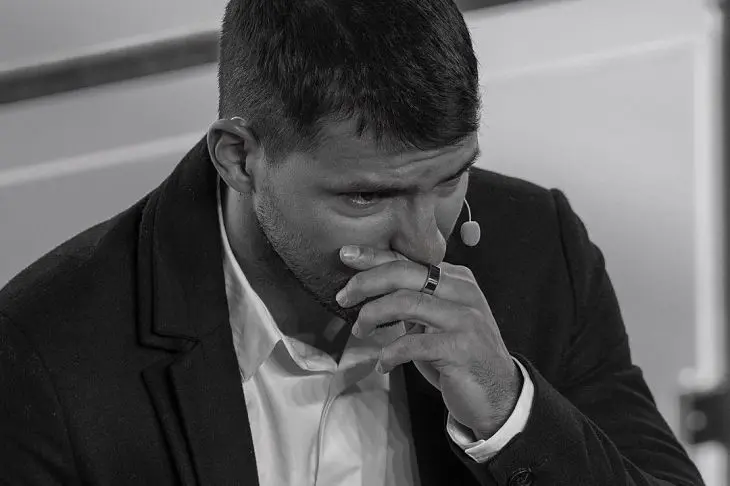 Sergio Ag&uuml;ero llora al anunciar su retiro del f&uacute;tbol profesional. / @slaxaguero en Instagram.