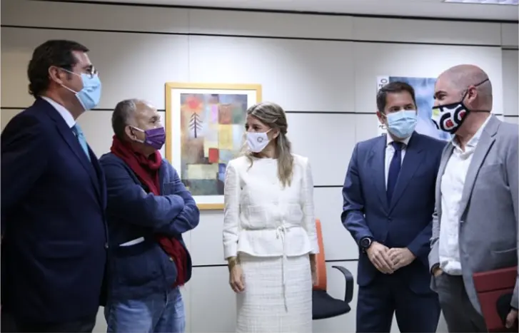 Yolanda D&iacute;az, con los l&iacute;deres de las patronales y los sindicatos. / Mundiario