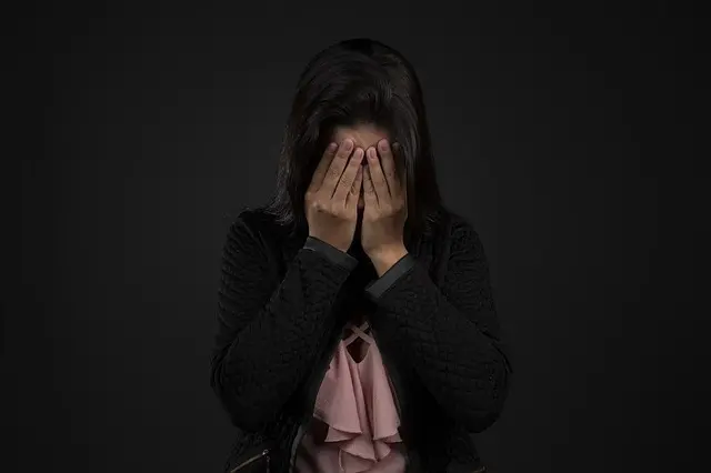 Mujer depresiva con las manos en la cara./ Daniel Reche en Pixabay.