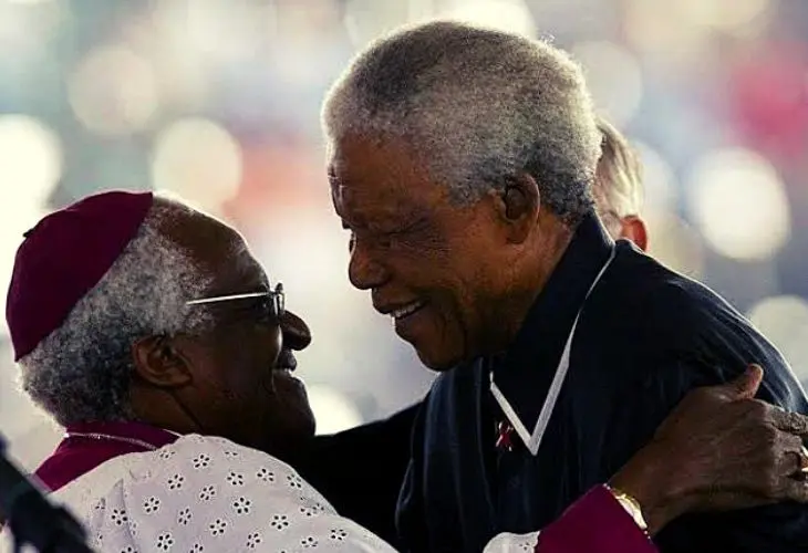 Desmond Tutu, arzobispo sudafricano; y Nelson Mandela, expresidente de Sud&aacute;frica. RR SS