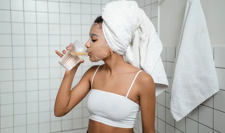 Una mujer bebiendo aguua. / Pexels.com.