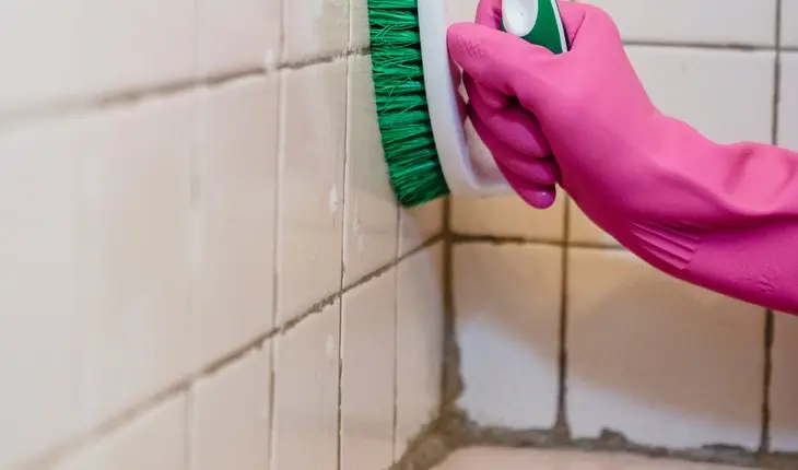 Limpieza de moho en el ba&ntilde;o. / Pexels.com.