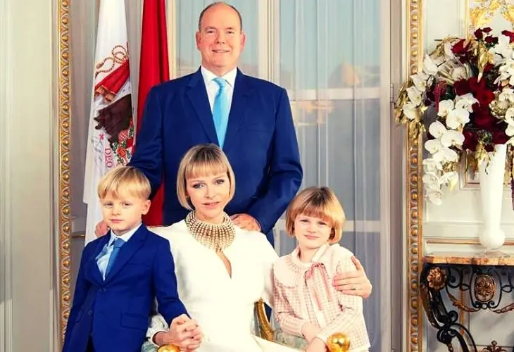 Pr&iacute;ncipe Alberto de M&oacute;naco con su esposa la princesa Charlene y sus dos hijos, el pr&iacute;ncipe Jacques y la princesa Gabriella. / Casa principesca de M&oacute;naco.