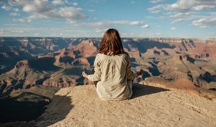 Una mujer meditando. / Pexels.com.