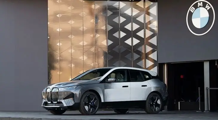 Un coche BMW modelo iX estacionado. / @BMW en Twitter.