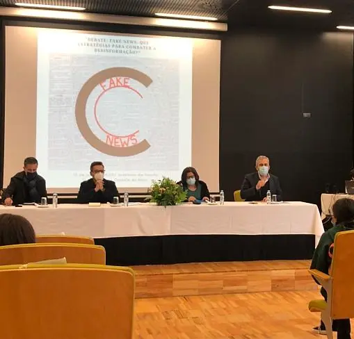 Debate sobre fake news. / Mundiario