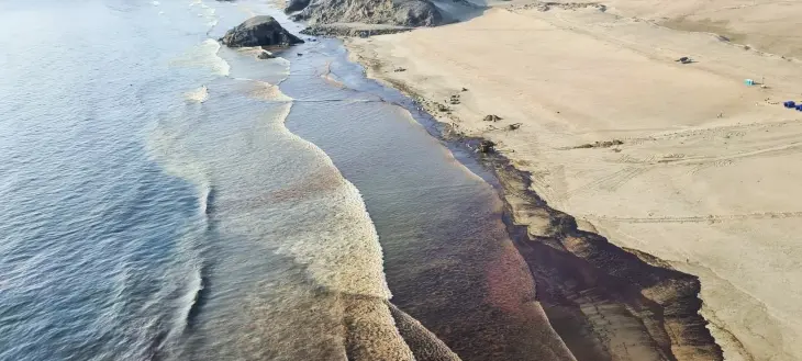Derrame de petr&oacute;leo de Repsol en Per&uacute;. / Twitter @MinamPeru
