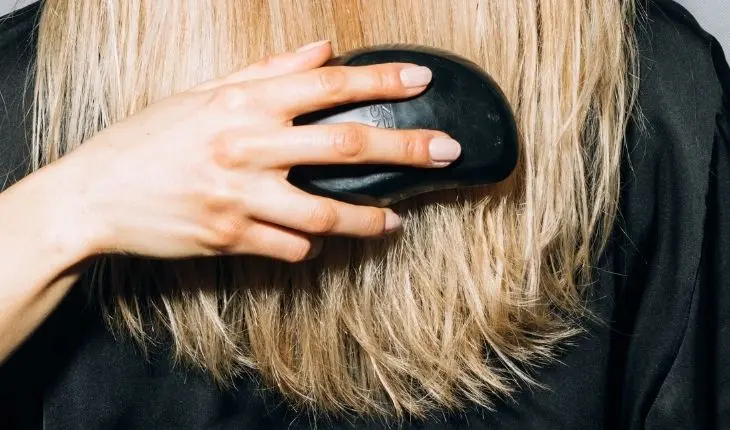 Desenredar cabello. / Pexels.com.